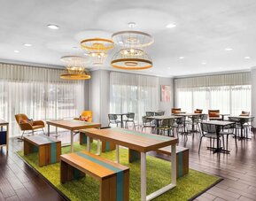 Dining area at Spark By Hilton Pearland.