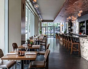 Dining area perfecto for coworking at Royal Sonesta Chicago River North.