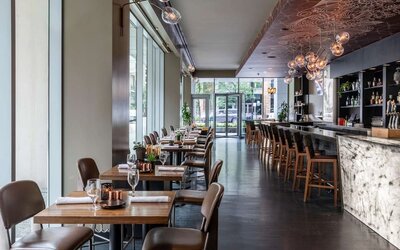 Dining area perfecto for coworking at Royal Sonesta Chicago River North.