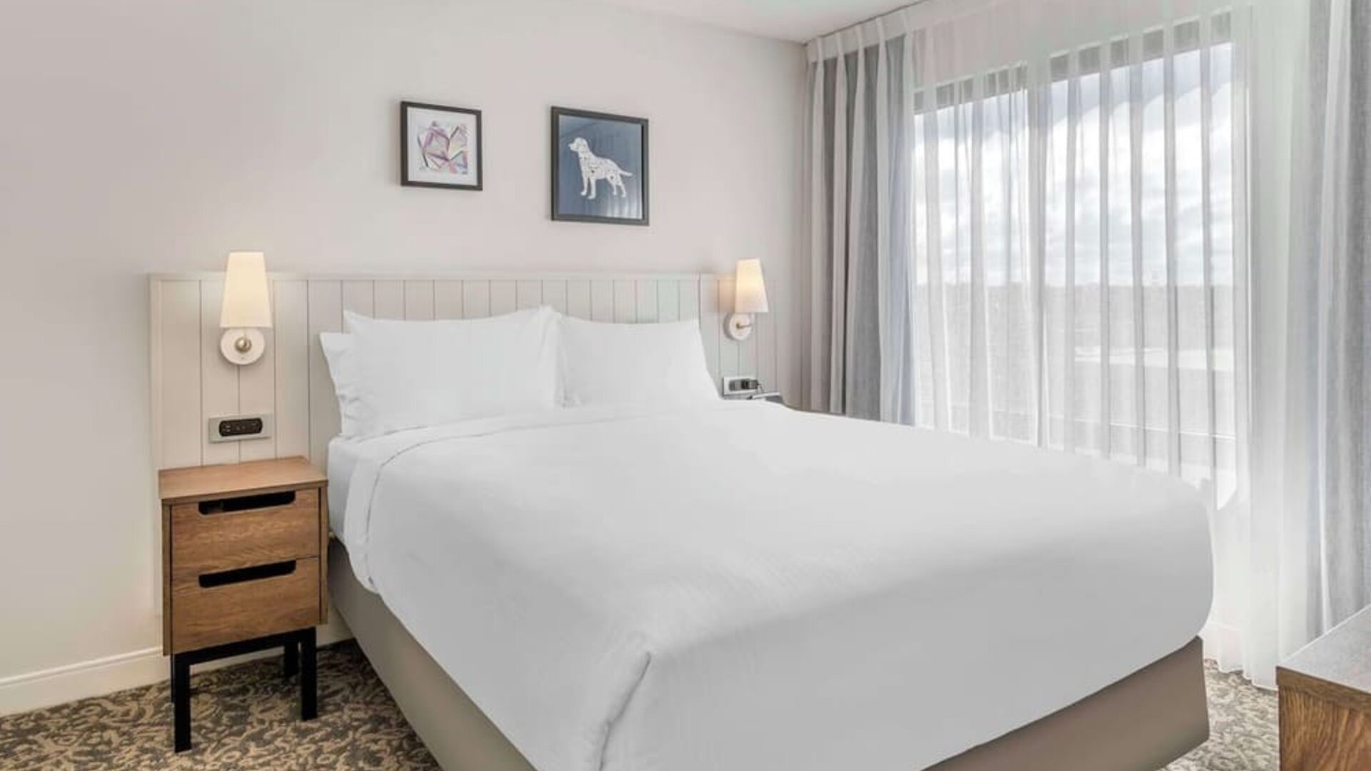 King bed at Sonesta ES Suites San Antonio Downtown Alamo Plaza.