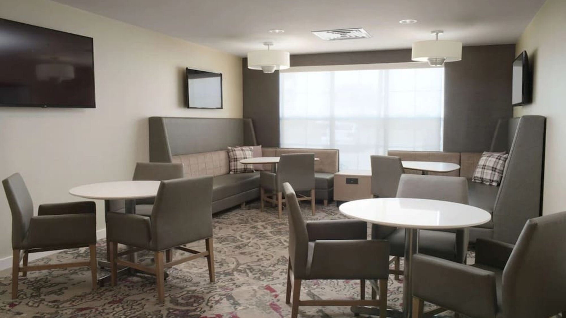 Dining area at Sonesta ES Suites Fort Worth Fossil Creek.