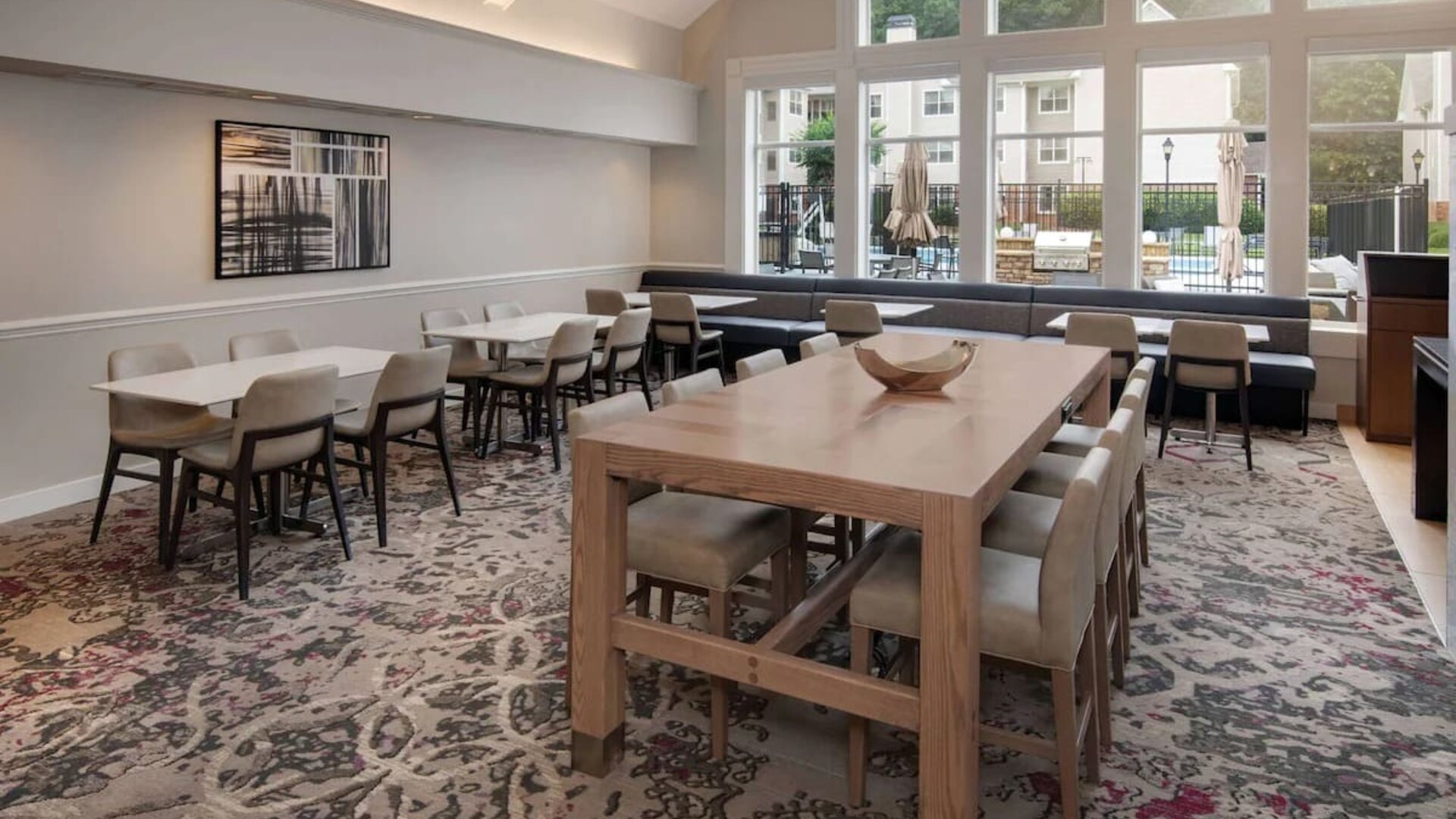 Dining area at Sonesta ES Suites Atlanta Alpharetta North Point Mall.