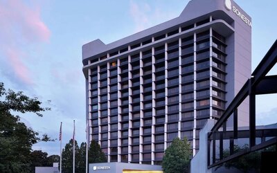 Exterior of Sonesta Nashville Airport.