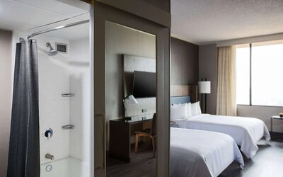 Day use twin room with work desk and privathe bathroom at Sonesta Nashville Airport.