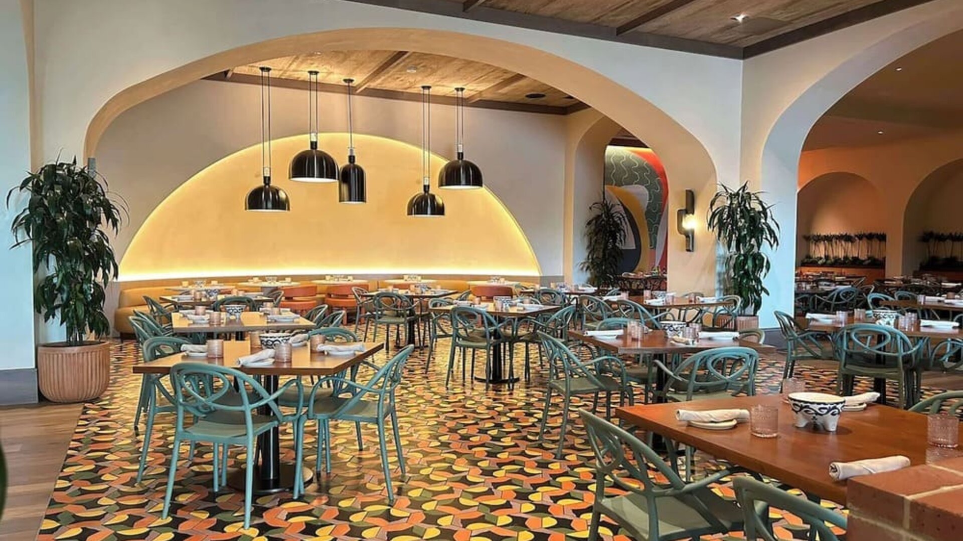 Dining area perfect for coworking at Hilton Orlando.