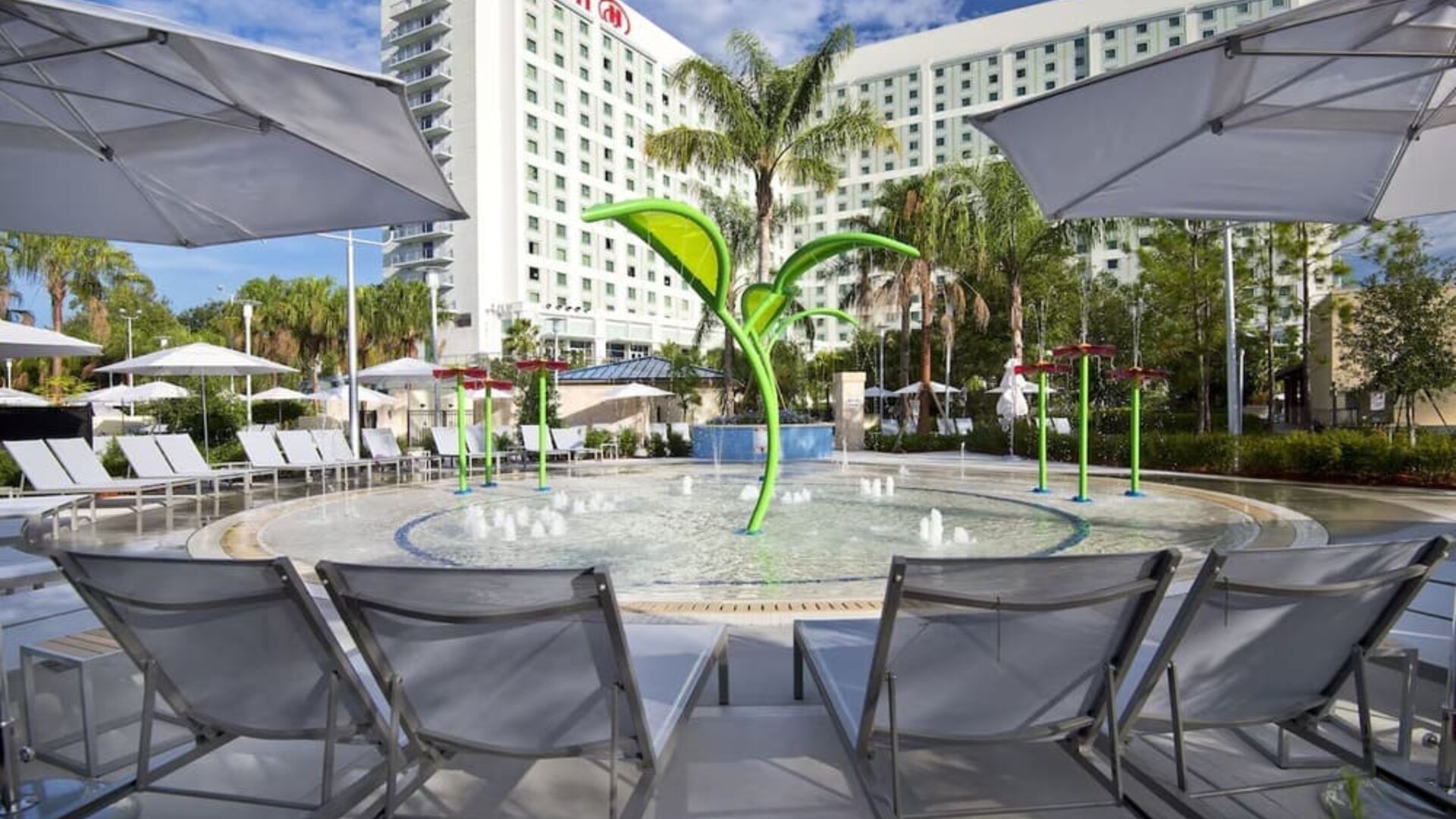 Fountain surrounded by sun loungers at Hilton Orlando.