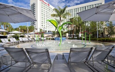 Fountain surrounded by sun loungers at Hilton Orlando.