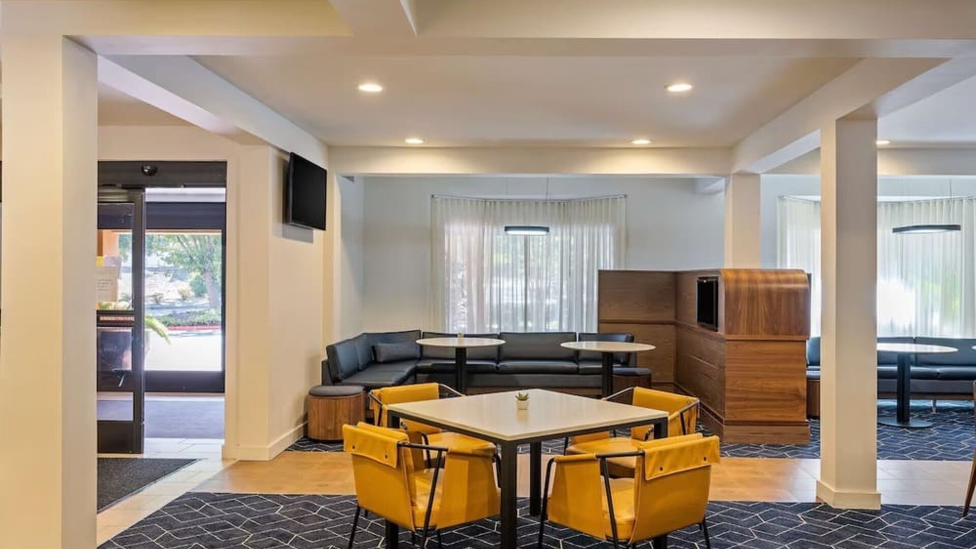 Dining area with comfortable seating at Sonesta Select Pleasant Hill.