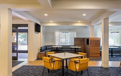 Dining area with comfortable seating at Sonesta Select Pleasant Hill.
