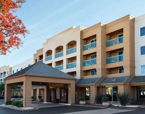 Exterior view and parking area at Sonesta Select Pleasant Hill.