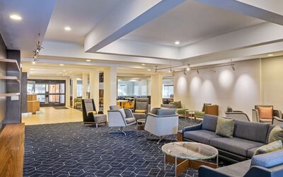 Sonesta Select Pleasant Hill’s lobby lounge is furnished with abundant armchair and sofa seating and coffee tables.