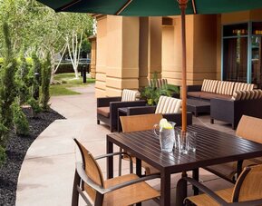 Outdoor seating area at Sonesta Select Pleasant Hill.