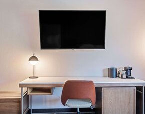 Day use room's workspace at Sonesta Select Pleasant Hill.