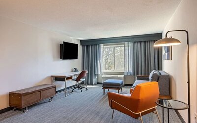 Day use deluxe room's living area with work desk and comfortable seating at Sonesta Select Pleasant Hill.