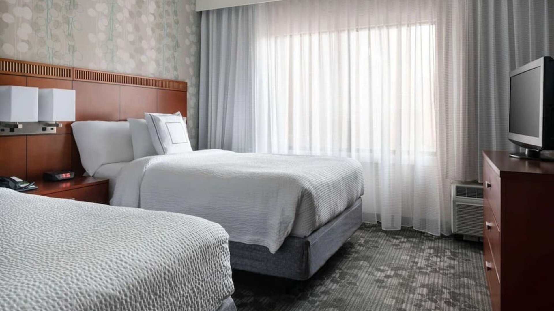 Day use twin room at Sonesta Select Phoenix Camelback.