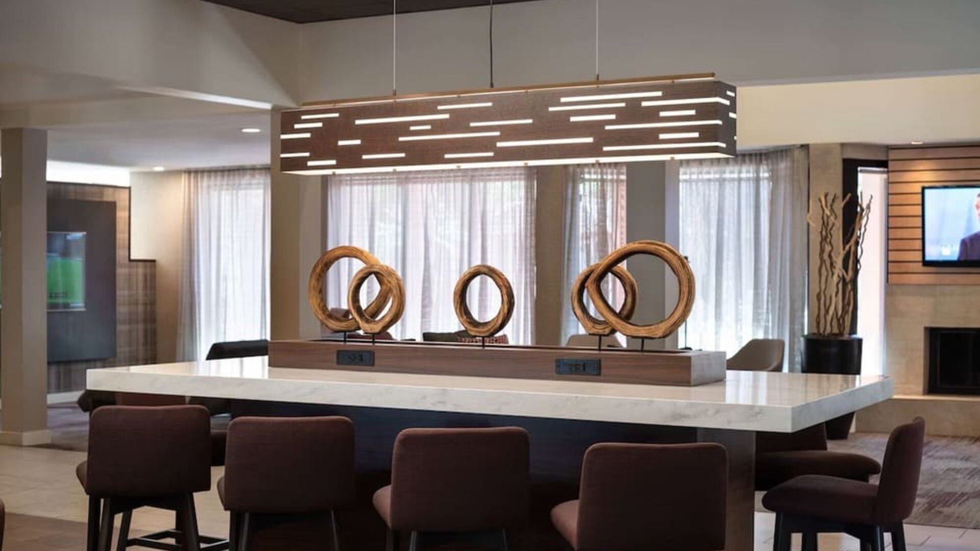 Lobby workspace at Sonesta Select Phoenix Camelback.