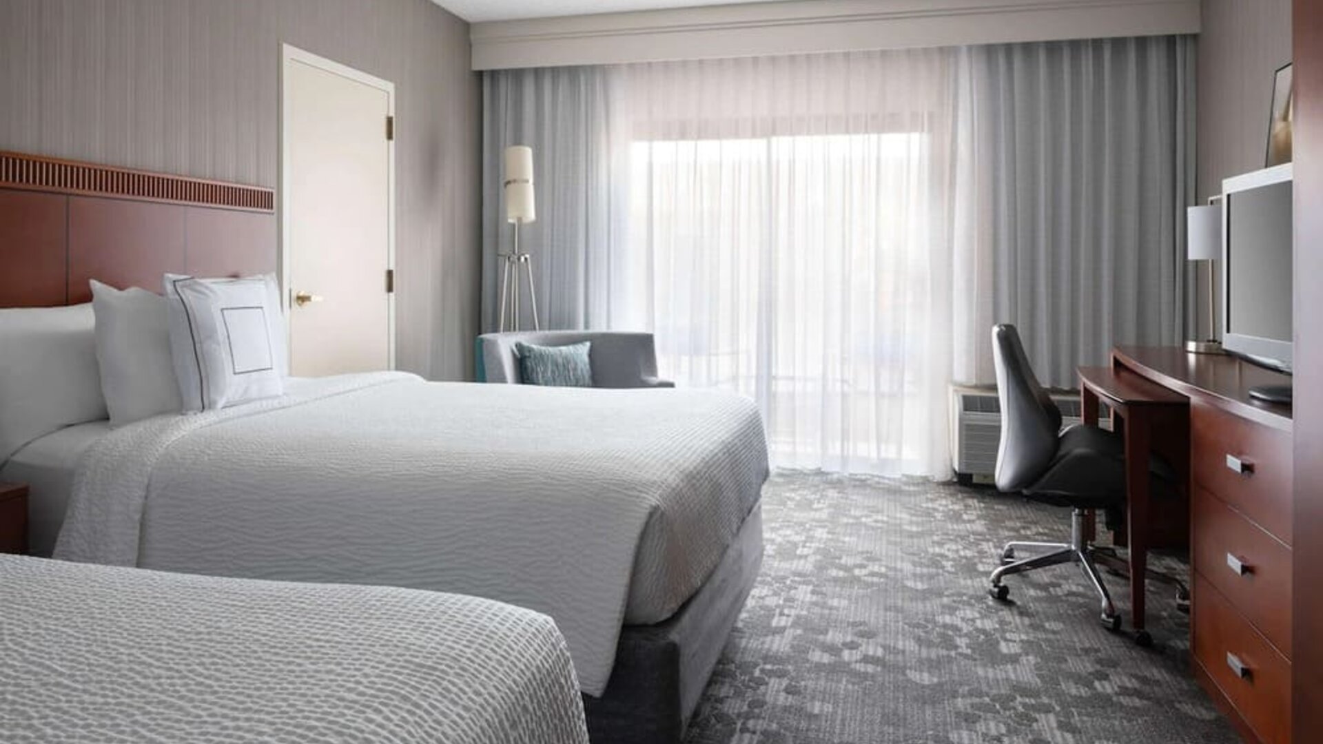 Day use twin room with work desk at Sonesta Select Phoenix Camelback.