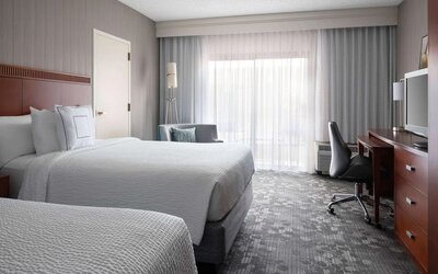 Day use twin room with work desk at Sonesta Select Phoenix Camelback.