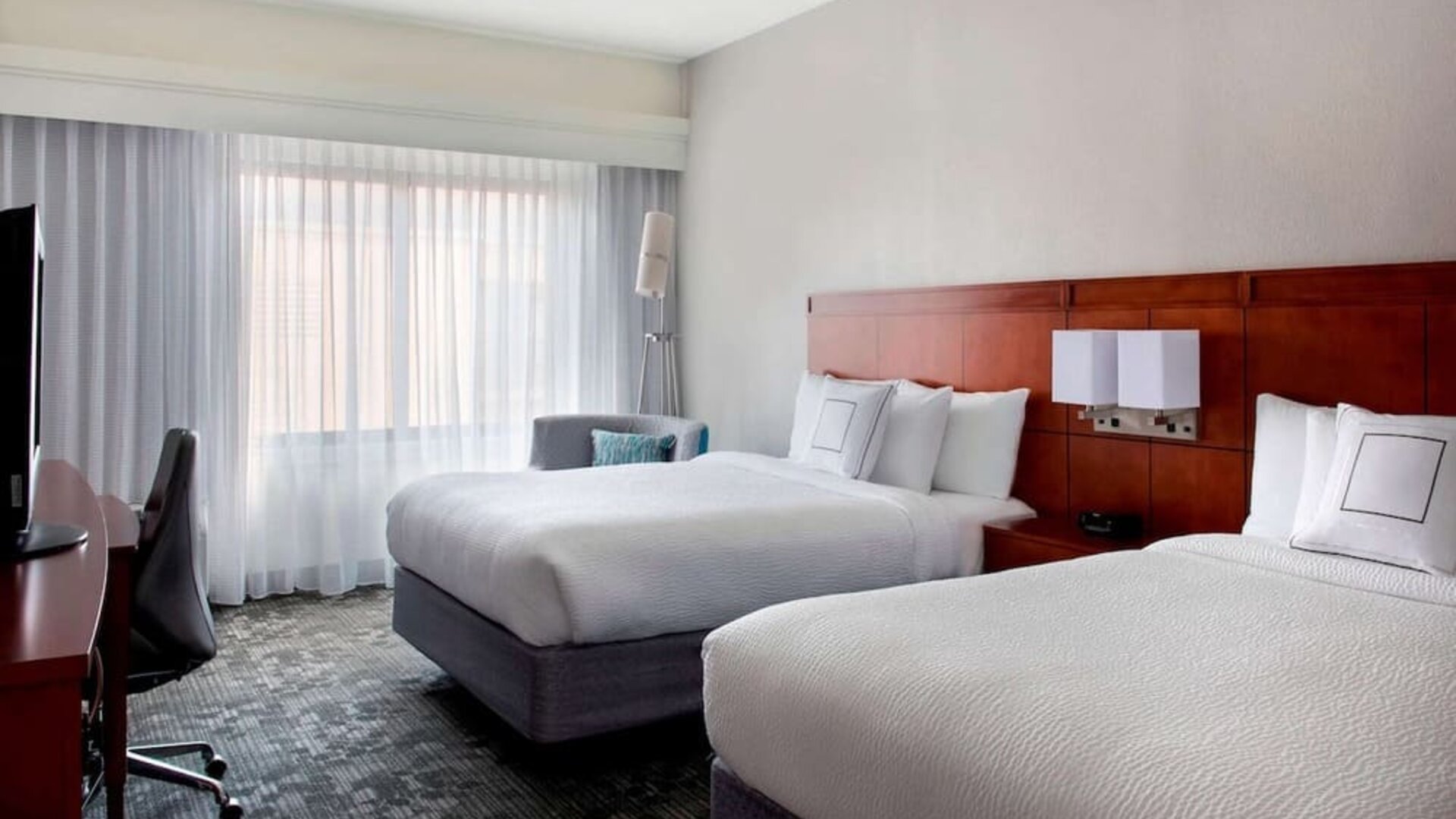 Day use twin room with work desk at Sonesta Select Newport Middletown.