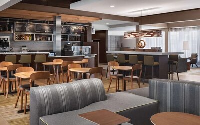 Dining area at Sonesta Select Newport Middletown.