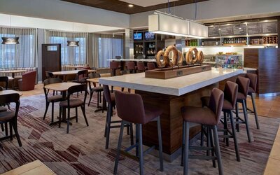 Dining area perfect for coworking at Sonesta Select Indianapolis Carmel.