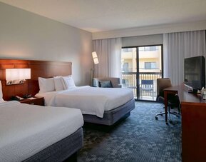 Day use twin room with work desk at Sonesta Select Kansas City South Overland Park.