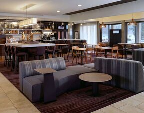 Dining area with comfortable seating at Sonesta Select Kansas City South Overland Park.