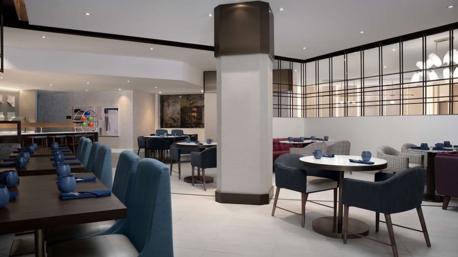 Dining area perfect for coworking at Hilton Crystal City At Washington Reagan National Airport.