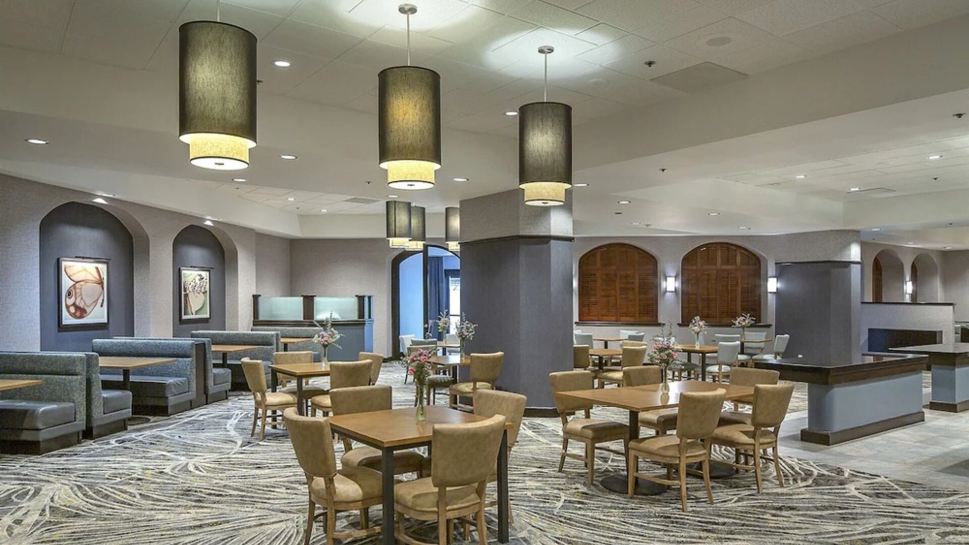 Dining area perfect for coworking at DoubleTree By Hilton Modesto.