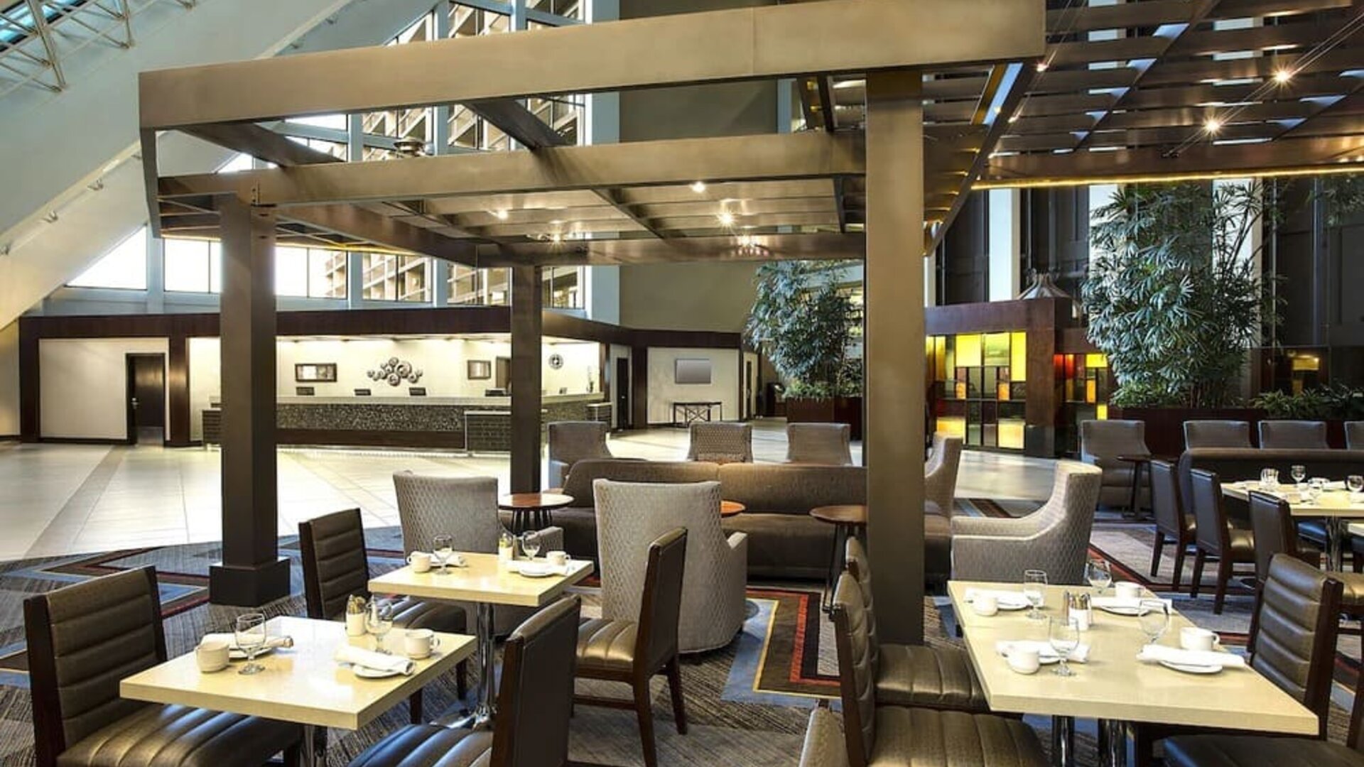 Dining area perfect for coworking at Hilton Bellevue.