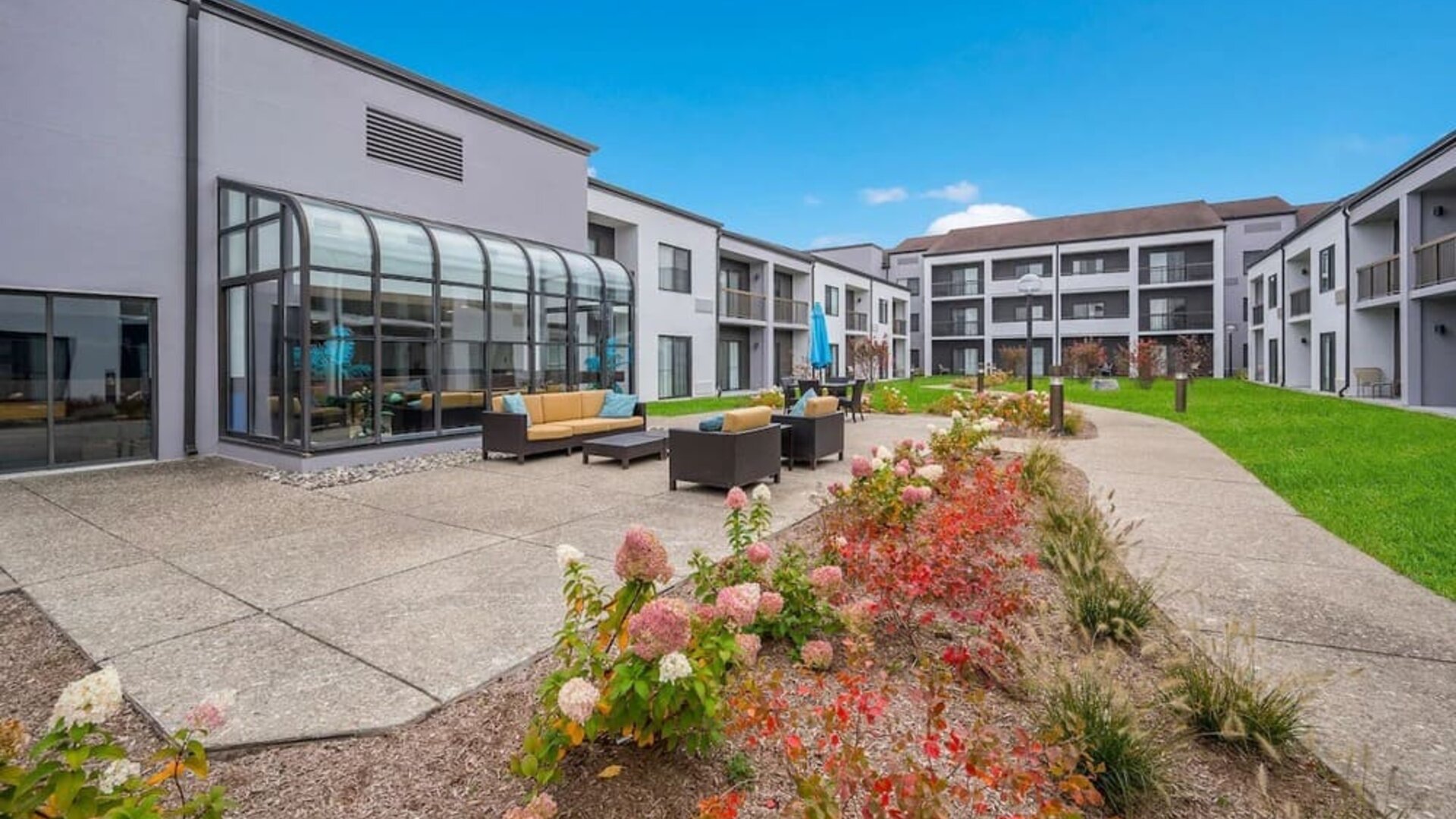 Outdoor lounge area at Sonesta Select Detroit Auburn Hills.