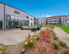 Outdoor lounge area at Sonesta Select Detroit Auburn Hills.