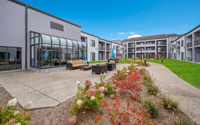 Outdoor lounge area at Sonesta Select Detroit Auburn Hills.