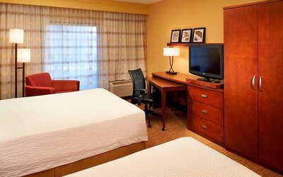 Day use twin room with work desk at Sonesta Select Detroit Auburn Hills.