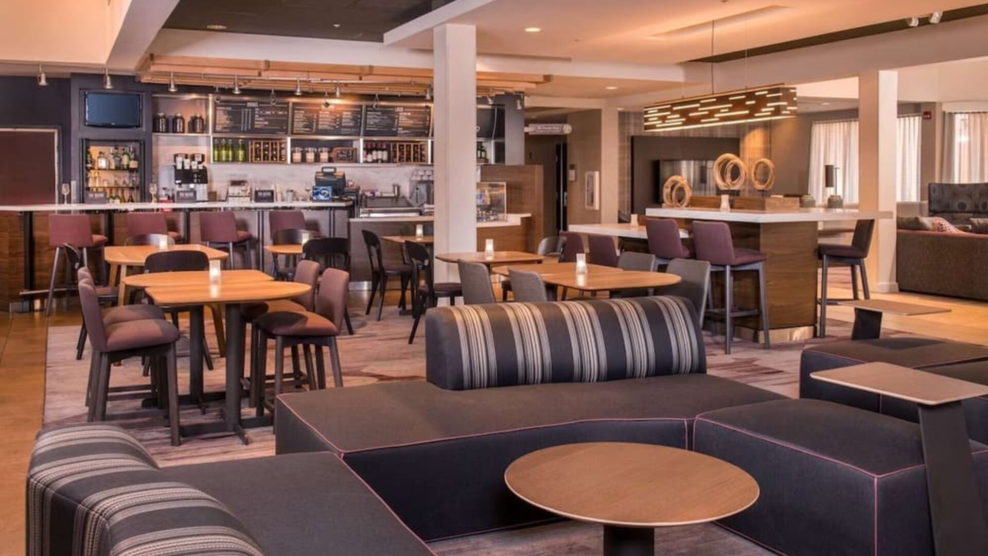 Dining area with comfortable seating, perfect for coworking at Sonesta Select Columbia.