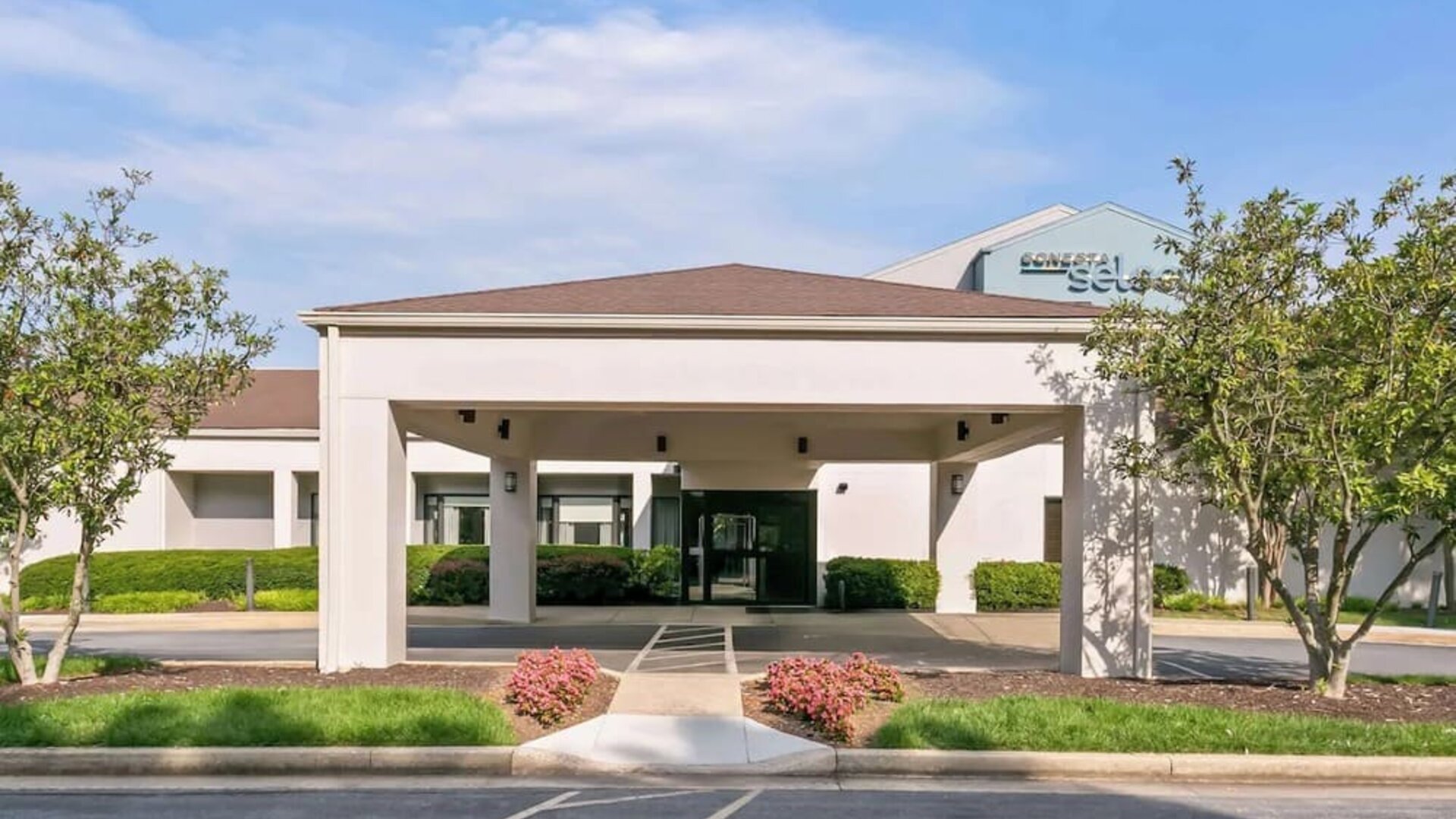 Hotel entrance and parking area at Sonesta Select Columbia.