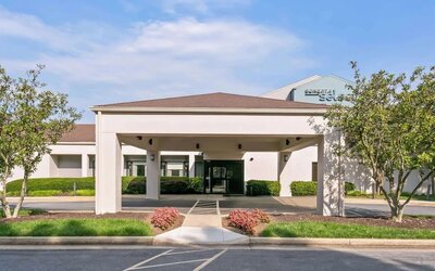 Hotel entrance and parking area at Sonesta Select Columbia.