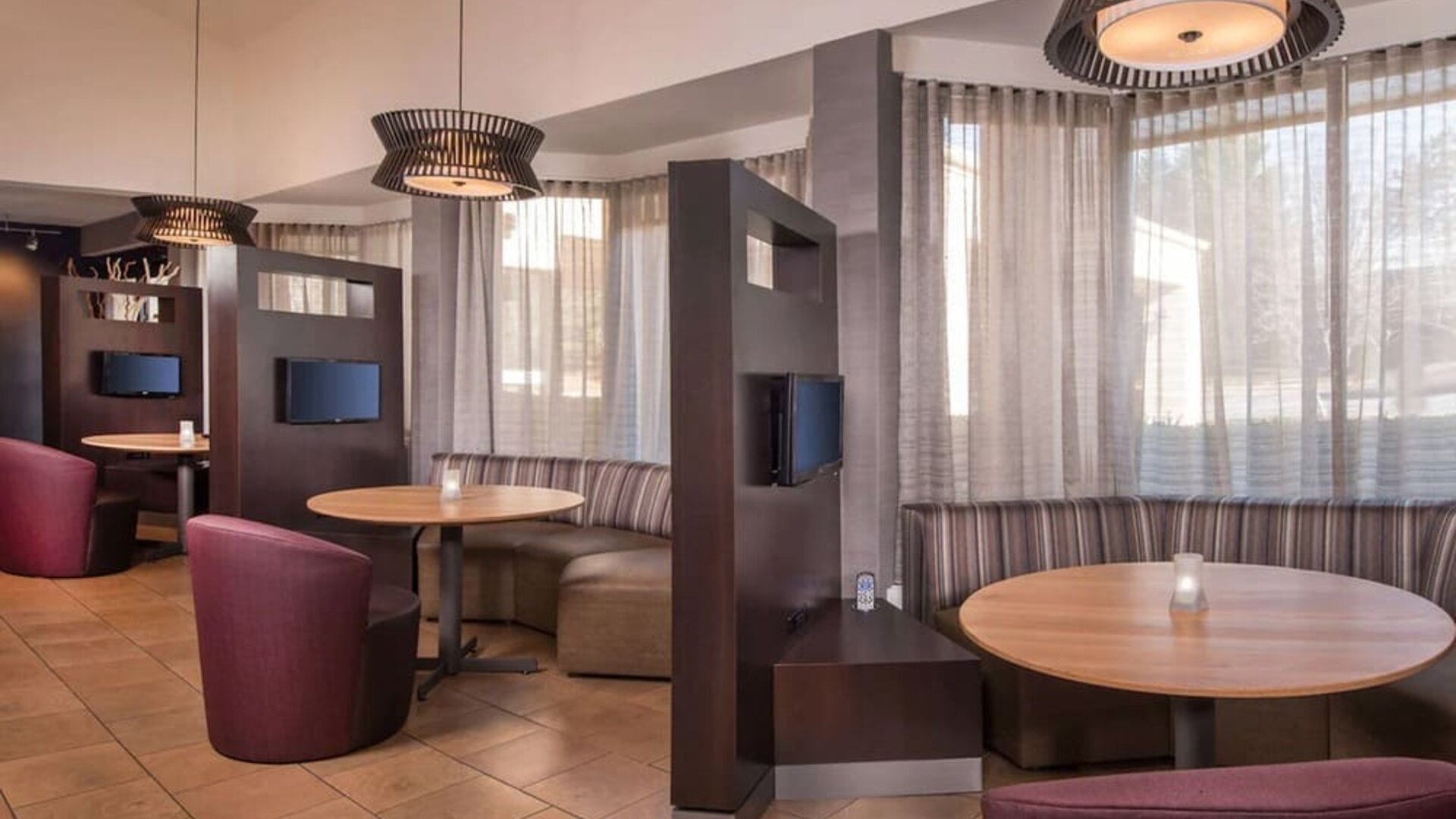 Coworking area at Sonesta Select Columbia.