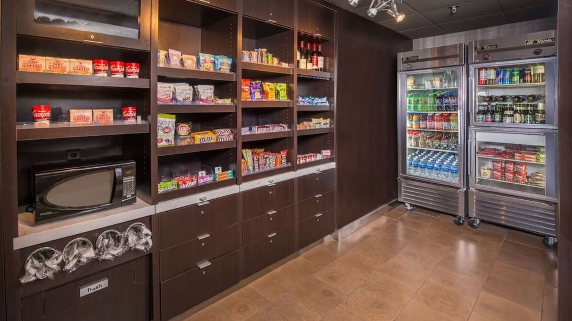 Convenience store at Sonesta Select Columbia.