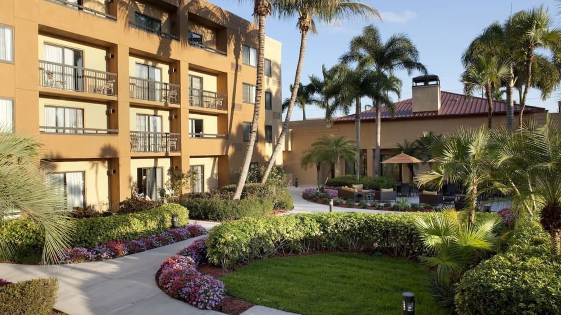 Hotel garden at Sonesta Select Boca Raton.