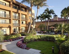 Hotel garden at Sonesta Select Boca Raton.