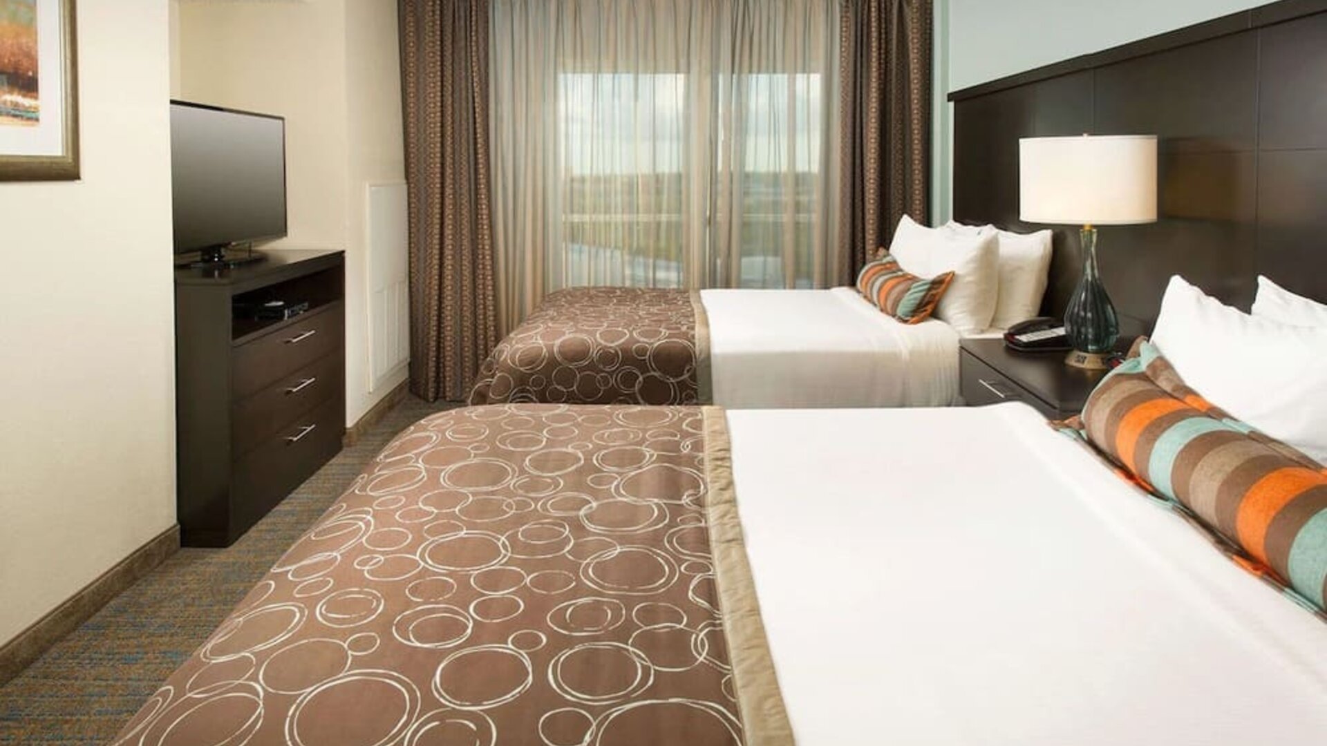 Day use twin room with floor to ceiling window at Sonesta ES Suites Dallas Las Colinas.