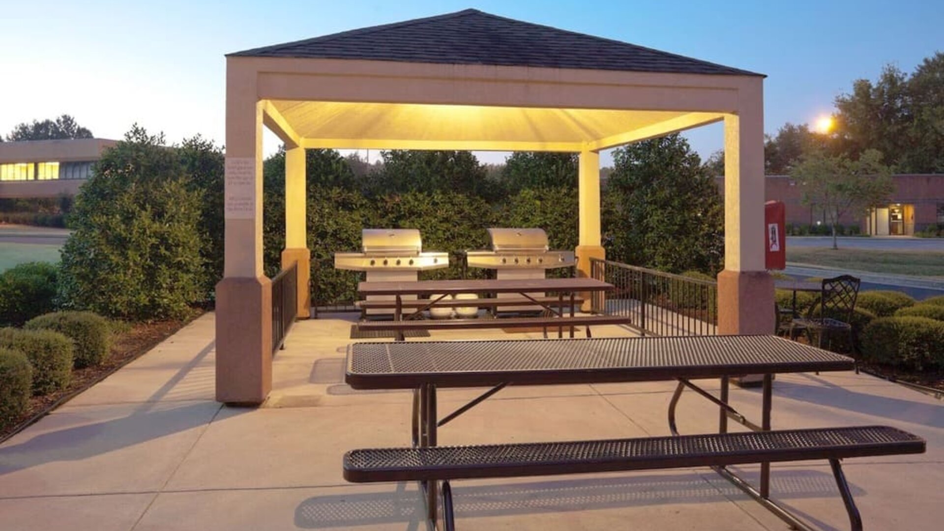 Picnic and BBQ area at Sonesta Simply Suites Plano Frisco.