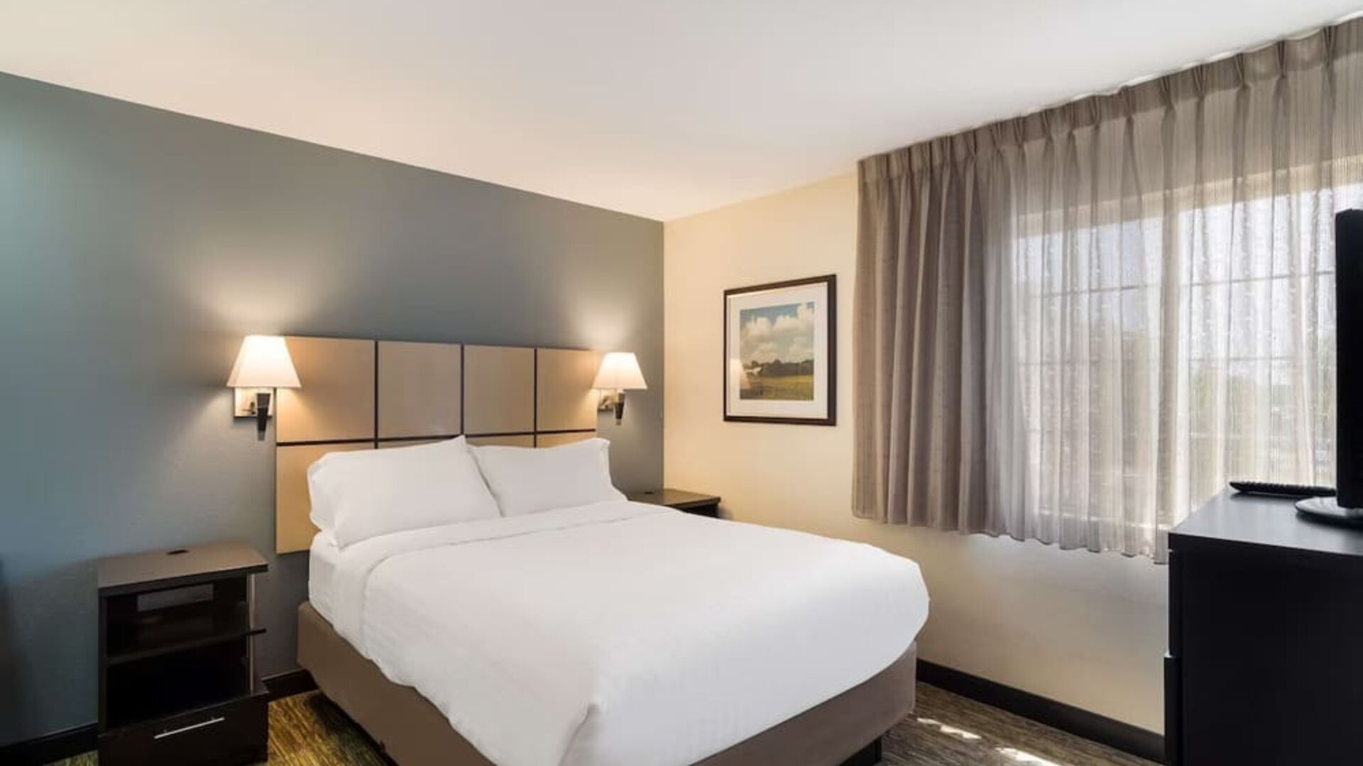 King bed at Sonesta Simply Suites Dallas Las Colinas.