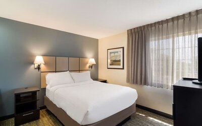 King bed at Sonesta Simply Suites Dallas Las Colinas.