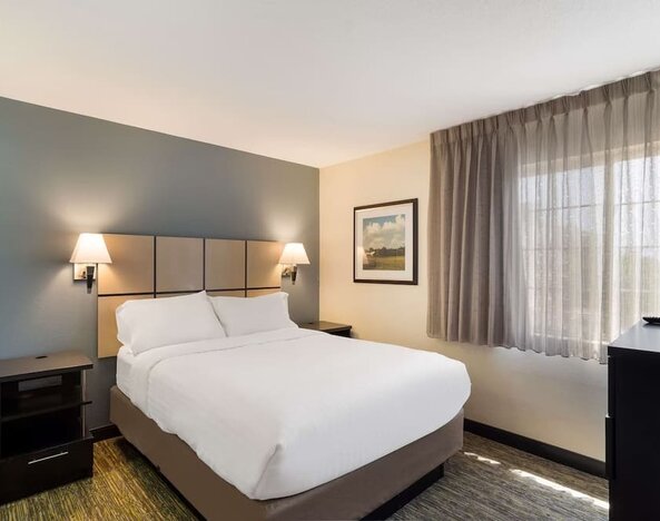 King bed at Sonesta Simply Suites Dallas Las Colinas.