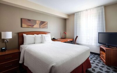 Standard day use room with TV screen and work desk at Sonesta Simply Suites Seattle Renton.