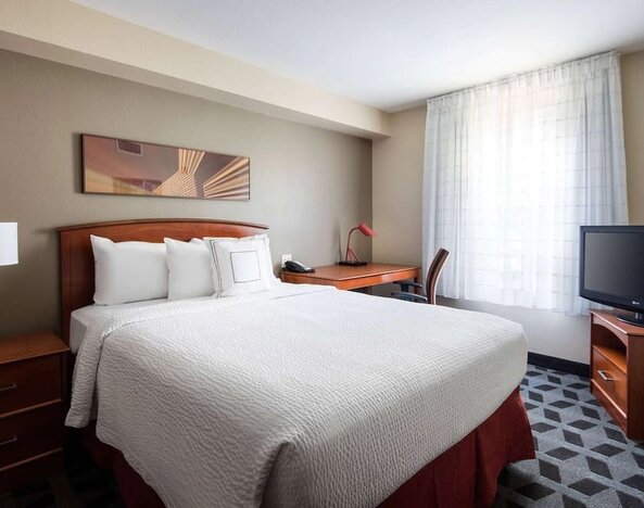 Standard day use room with TV screen and work desk at Sonesta Simply Suites Seattle Renton.