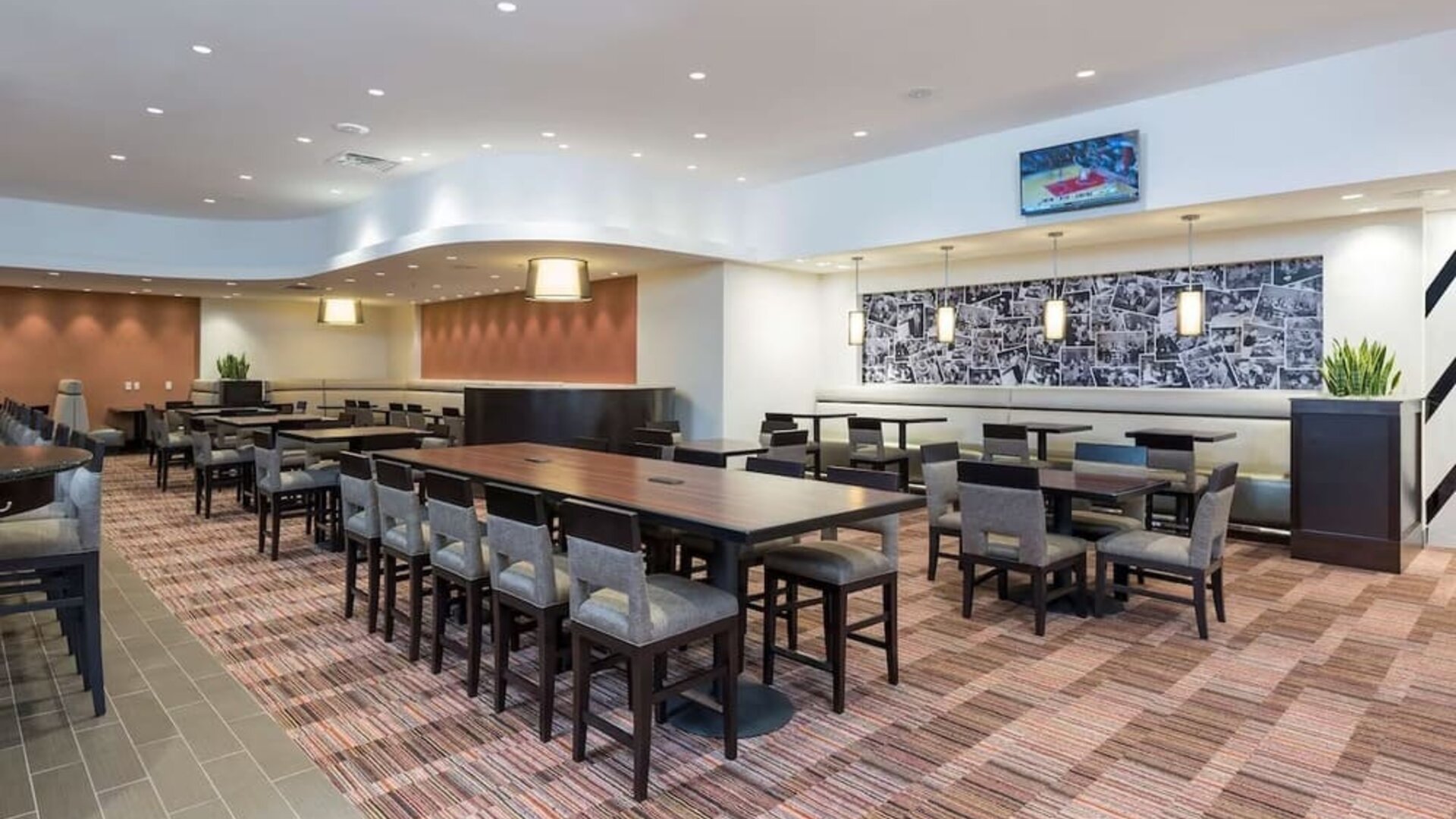 Dining area perfect for coworking at DoubleTree By Hilton Grand Rapids Airport.