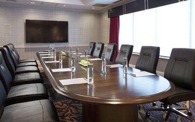 Meeting room with natural light at DoubleTree By Hilton Lisle-Naperville.